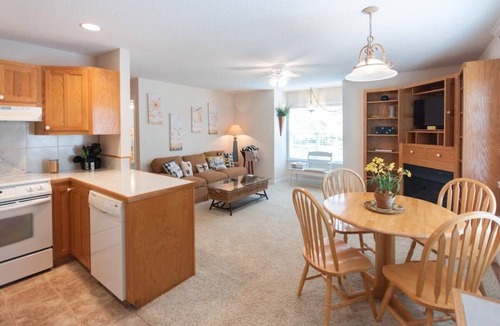 Otto House | Spacious 2BR Retreat|Foosball, Kitchen|Superhost