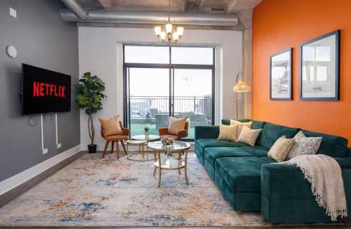 Near South Side Apartment | Spacious 2BR South Loop Suite with Skyline View, Optional Parking and Gym Access Close to McCormick Place, Grant Park, Museum Campus & CTA Lines