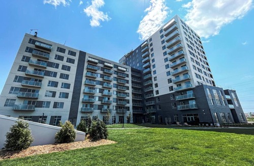 Saint-Laurent Condo | Spacious 2BR with Skyline Views, Near Place Vertu