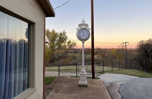 Gatesville House | Spacious 3/2 - Historic Charm & Modern Comfort with pool, porch, cook's kitchen