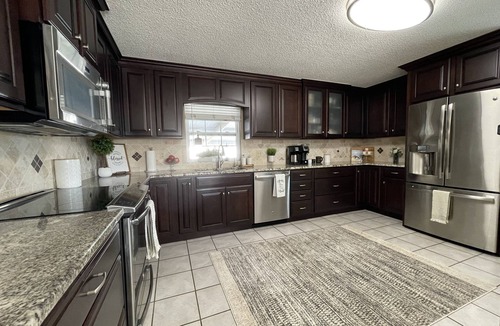 Southgate Apartment | Spacious 3/3 Apt w/Hot Tub/75in TV/Mac Computer