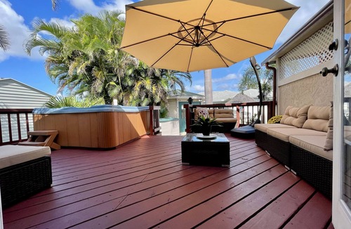 Southgate Apartment | Spacious 3/3 Apt w/Hot Tub/75in TV/Mac Computer