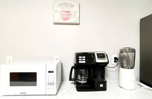 Cove - East Side - Shippan House | Spacious 3 Bd Home Pet Friendly, Parking and Laundry