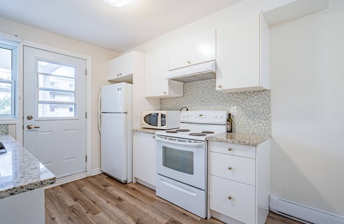 Lachine Apartment | Spacious 3 bdr apartment , Free parking