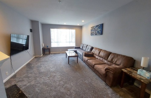 Daly City House | Spacious 3 bdrm, 8 beds, 2 baths w/full kitchen