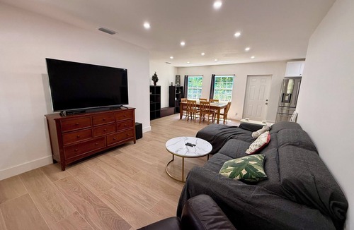 North Miami Beach House | Spacious 3 Bedroom House With Backyard