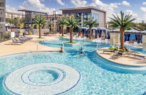 Addison Apartment | Spacious 3-bed 2-bath Apartment in Resort Style area
