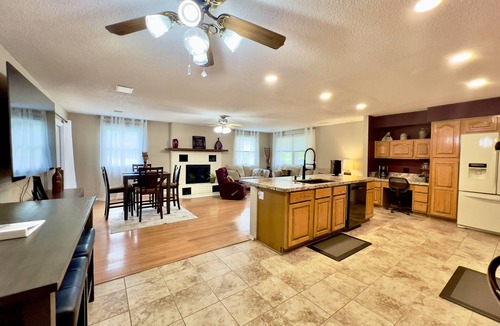 Mountain Home House | Spacious 3 bed, 2 bath home, 5 min to town square, close to Baxter Hospital