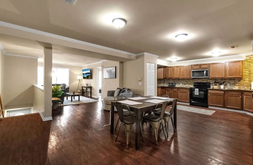 Amherst Apartment | Spacious 3 bed/3 bath apartment near airport/UB