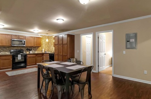 Amherst Apartment | Spacious 3 bed/3 bath apartment near airport/UB