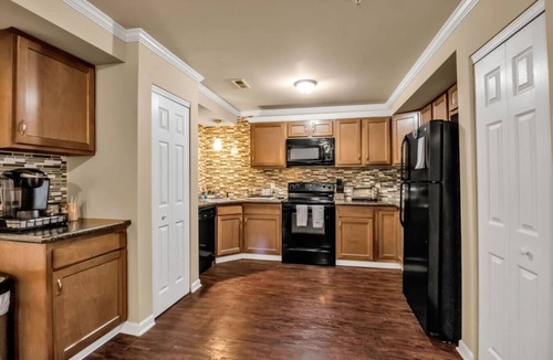Amherst Apartment | Spacious 3 bed/3 bath Apartment No stairs