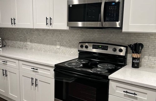 Amherst Apartment | *Spacious 3 bed/3 bath apartment near airport/UB*
