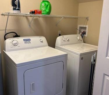 Amherst Apartment | Spacious 3 bed 3 bath apartment near airport UB
