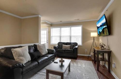 Amherst Apartment | Spacious 3 bed 3 bath apartment near airport UB
