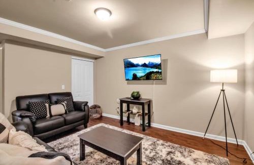 Amherst Apartment | Spacious 3 bed 3 bath Apartment No stairs