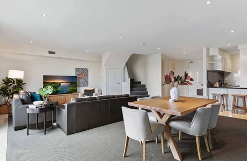 East Melbourne Apartment | Spacious 3-Bed Apartment by the MCG