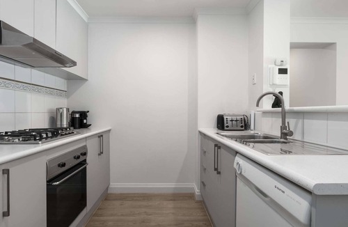 Melbourne Central Business District Apartment | Spacious 3-Bed Apartment in Melbourne CBD