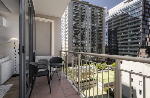 Melbourne Central Business District Apartment | Spacious 3-Bed Apartment in Melbourne CBD