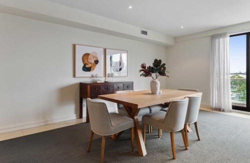 East Melbourne Apartment | Spacious 3-Bed Apartment by the MCG