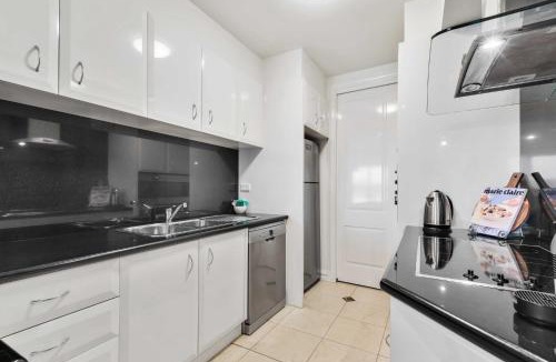 East Melbourne Apartment | Spacious 3-Bed Apartment by the MCG