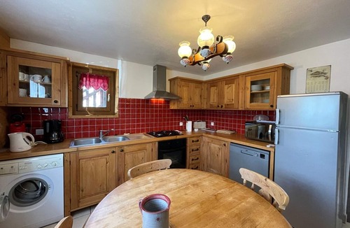 Cohennoz Apartment | Spacious 3-Bed Apt for 8, 80m from Cernix Slopes, Pet-Friendly, Terrace, Parking