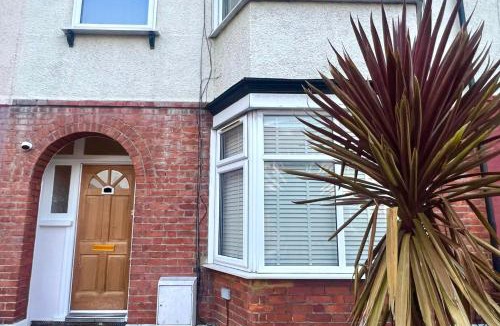 Chapel End House | Spacious 3-bed boho escape with large garden & parking