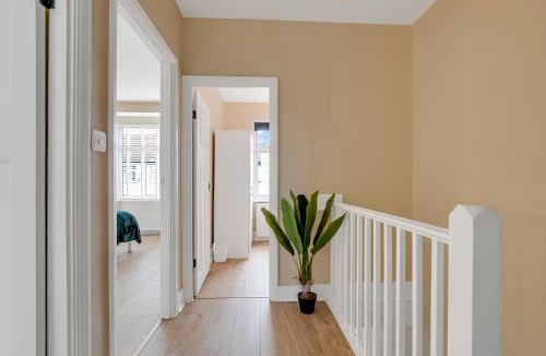 Chapel End House | Spacious 3-bed boho escape with large garden & parking