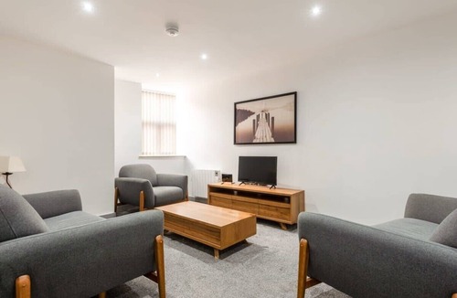 Doncaster Apartment | Spacious 3 Bed Budget Apartment in Doncaster