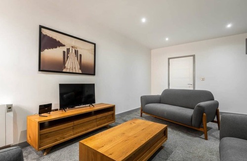 Doncaster Apartment | Spacious 3 Bed Budget Apartment in Doncaster