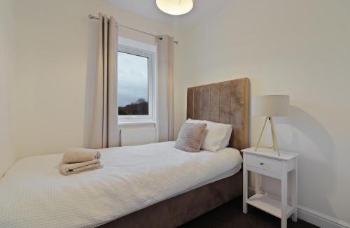 Thurnscoe Apartment | Spacious 3 Bed - FREE Parking - Great for Workers