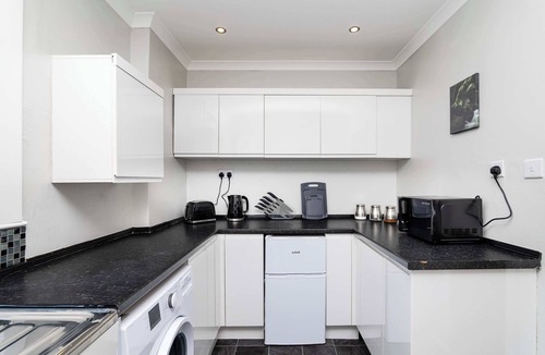 Bo'ness Apartment | Spacious 3 BED House with Parking-by Holiday Homes