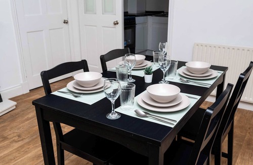 Bo'ness Apartment | Spacious 3 BED House with Parking-by Holiday Homes