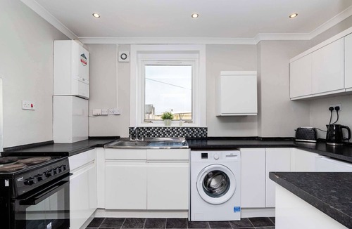 Bo'ness Apartment | Spacious 3 BED House with Parking-by Holiday Homes