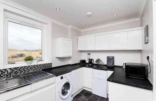 Bo'ness Apartment | Spacious 3 BED House with Parking-by Holiday Homes