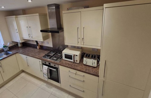 Peterborough House | Spacious 3-Bed House - Sleeps 8, Garden & Parking