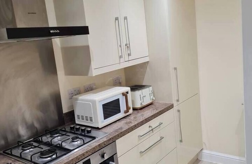 Peterborough House | Spacious 3-Bed House - Sleeps 8, Garden & Parking