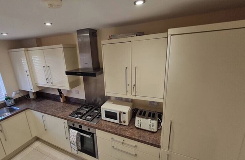 Peterborough House | Spacious 3-Bed House - Sleeps 8, Garden & Parking