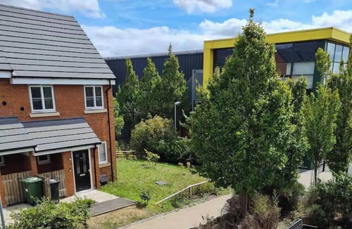 Peterborough House | Spacious 3-Bed House - Sleeps 8, Garden & Parking