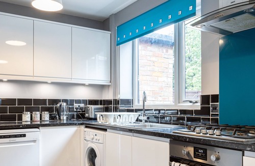 Broadheath House | Spacious 3-Bed Home with Driveway