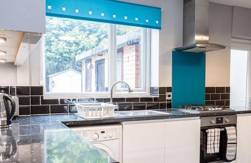 Broadheath House | Spacious 3-Bed Home with Driveway