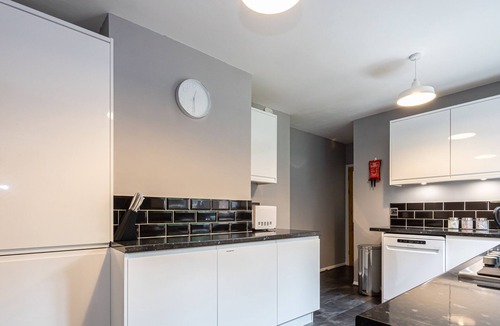 Broadheath House | Spacious 3-Bed Home with Driveway