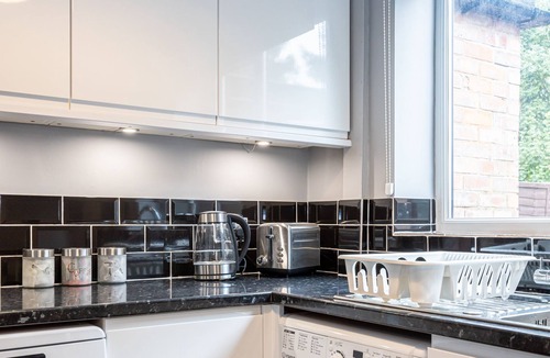 Broadheath House | Spacious 3-Bed Home with Driveway