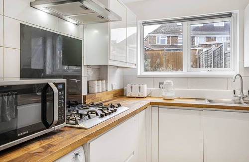 Luton House | Spacious 3-Bed Home in Luton with Free Parking