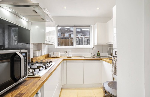 Luton House | Spacious 3-Bed Home in Luton with Free Parking