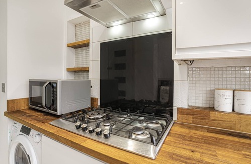 Luton House | Spacious 3-Bed Home in Luton with Free Parking