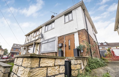 Luton House | Spacious 3-Bed Home in Luton with Free Parking