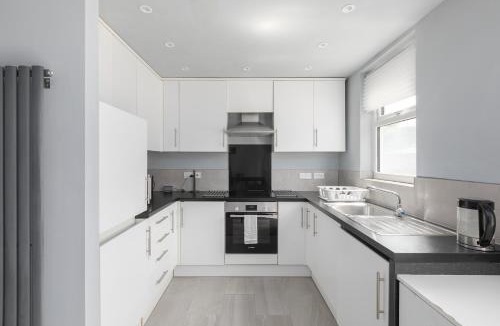 Haselbury House | Spacious 3-Bed Home with Garden