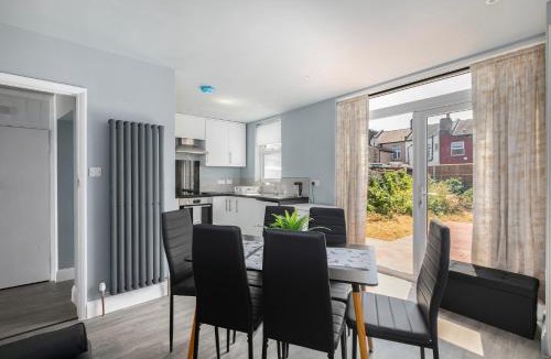 Haselbury House | Spacious 3-Bed Home with Garden