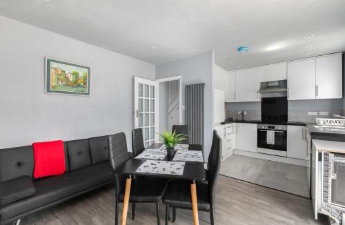 Haselbury House | Spacious 3-Bed Home with Garden