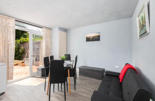 Haselbury House | Spacious 3-Bed Home with Garden